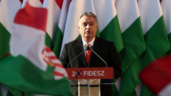 Trump chiama Orban: "Sono necessari forti confini nazionali"