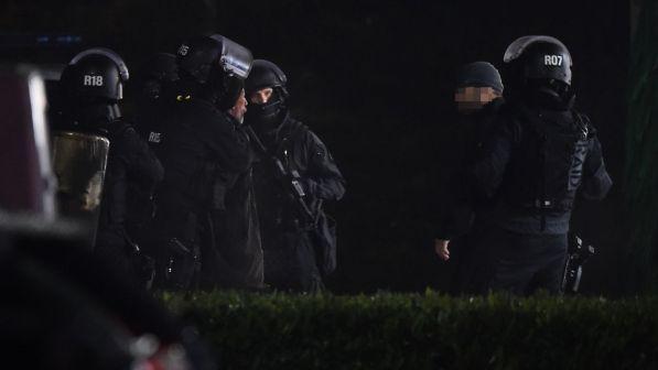 Francia: dopo ore si arrende uomo asserragliato in autolavaggio