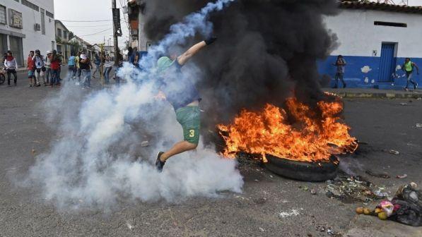 Caos Venezuela, arrivano gli aiuti umanitari ma i camion vengono incendiati