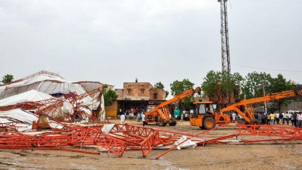 India, crolla un tendone durante una cerimonia induista: 14 morti
