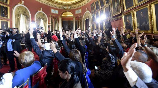 Venezuela: la nuova Assemblea costituente occupa il Parlamento e si dichiara organismo supremo