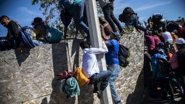 Migranti Messico, Trump: gas lacrimogeni non usati contro bimbi
