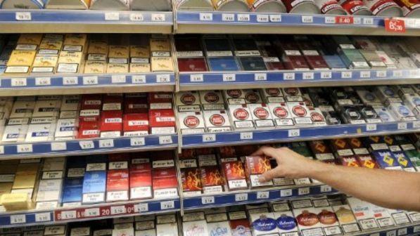 Si ammala di tumore per il fumo e chiede il risarcimento, la Cassazione lo condanna a pagare le spese legali