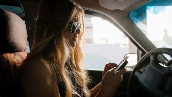 Toninelli: "Si studia il ritiro della patente per chi usa il cellulare mentre guida"