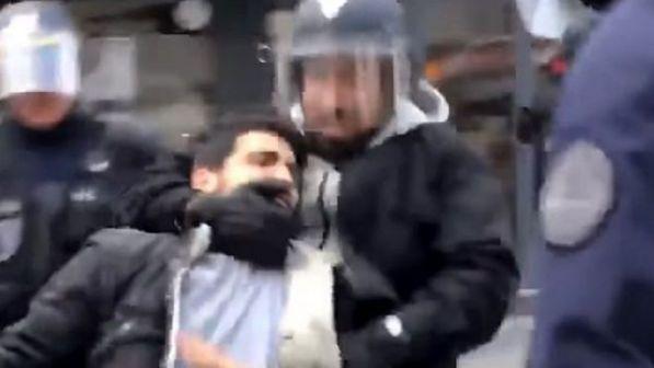 Francia, picchiò un manifestante: collaboratore di Macron sotto inchiesta