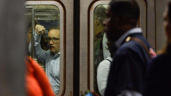 Usa, la metro New York cade a pezzi: il sindaco de Blasio tassa i ricchi