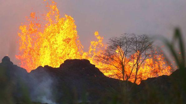 Hawaii, la lava del vulcano ha distrutto centinaia di case