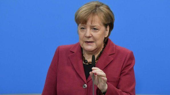 Migranti, Merkel: accordo con 14 Paesi per respingimenti più veloci