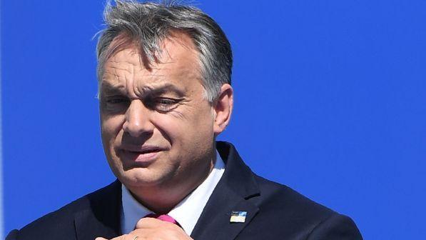 Ungheria, migliaia di europeisti manifestano contro Orban