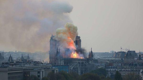 Incendio a Notre-Dame, Macron: "Brucia una parte di noi"