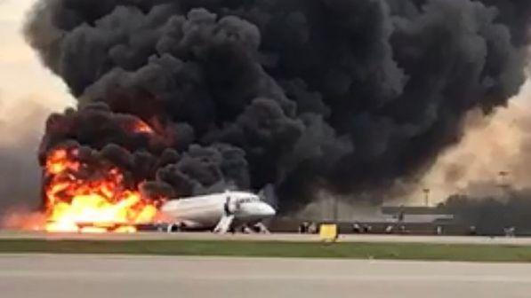 Russia, sale a 13 bilancio morti nell'incendio del volo Aeroflot