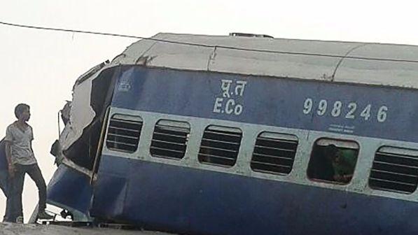India, deragliamento di un treno nel nord: almeno 42 feriti