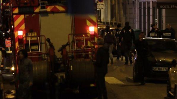 Parigi, assalitore a polizia: "Uccidetemi o vi ammazzo"