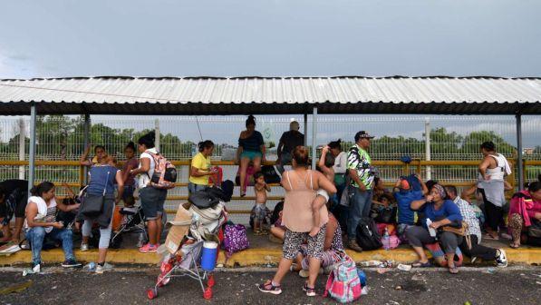 Migranti verso gli Usa, Trump: "Militari potrebbero sparare a chi lancia pietre"