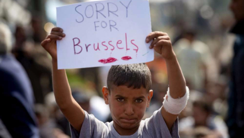 Attentati in Belgio, il dolore del piccolo profugo a Idomeni: "Sorry for Brussels"