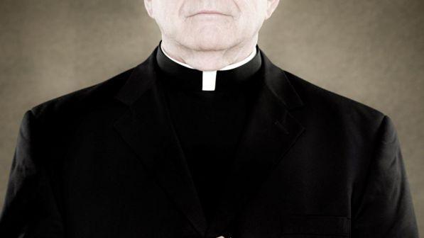 Prato, sacerdote sorpreso nudo in auto con una bimba di 10 anni: arrestato | Lui ammette e dice: "Lei ha preso l'iniziativa"