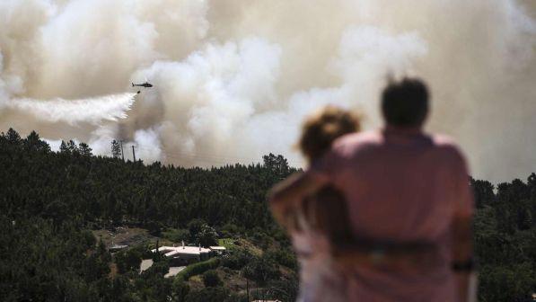 Portogallo, duemila pompieri lottano contro un rogo in Algarve