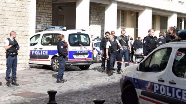 Auto contro soldati a Parigi, la Procura indaga per terrorismo