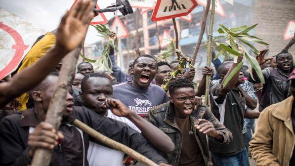 Kenyatta in testa alle presidenziali in Kenya, per l'opposizione è una farsa