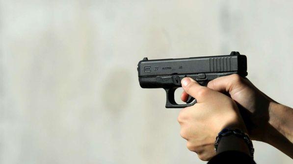 Roma, uomo entra in un bar e spara: ferito il proprietario