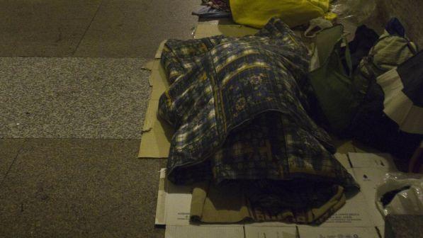 Modena, clochard ruba crema callifuga e cibo: carabiniere lo denuncia e poi gli regala un un paio di sandali
