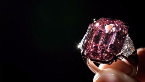 Ginevra, diamante record: venduto all'asta per oltre 44 mln di euro