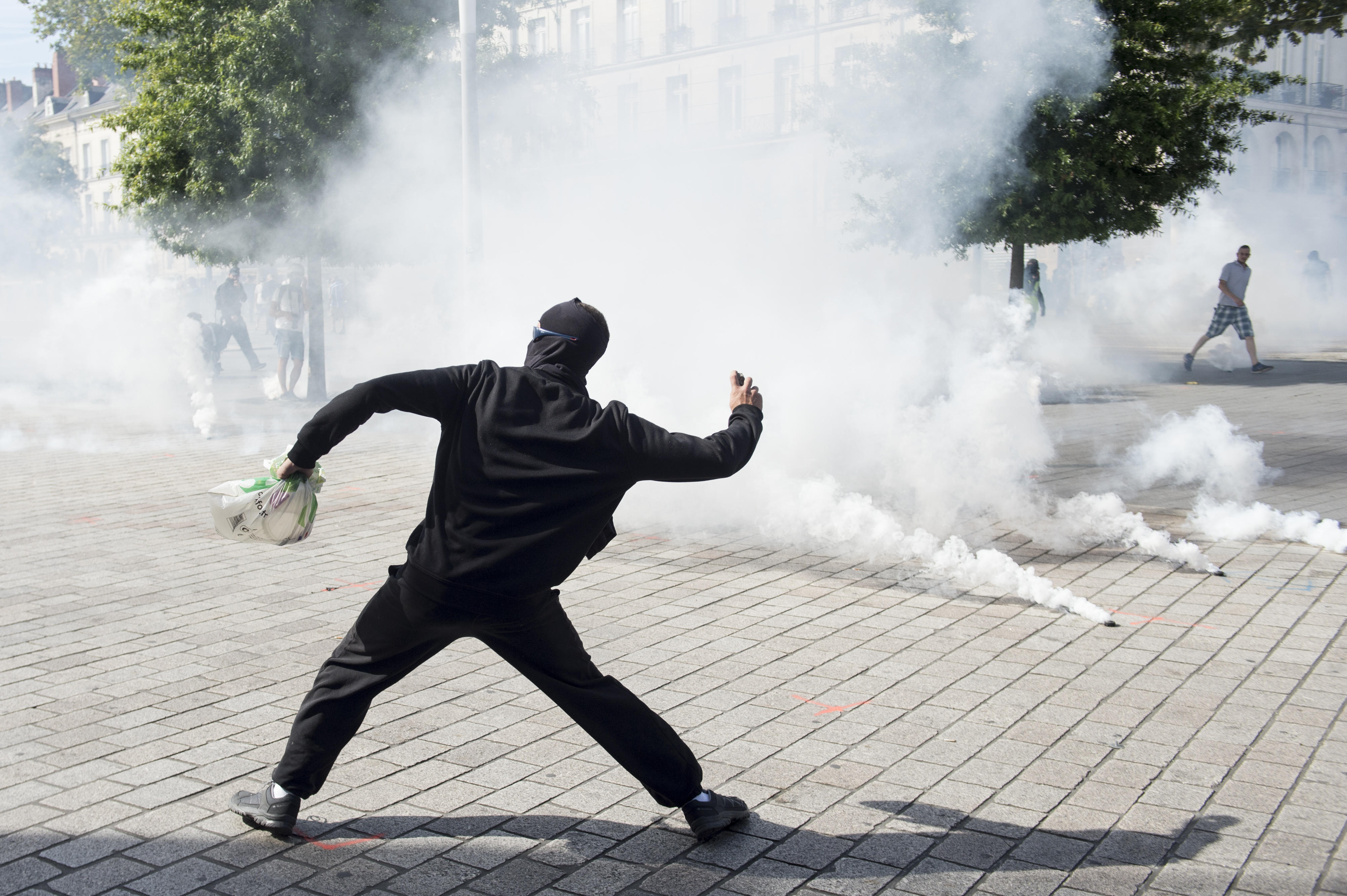 Gilet gialli, scontri a Nantes: 35 persone arrestate e 6 ferite