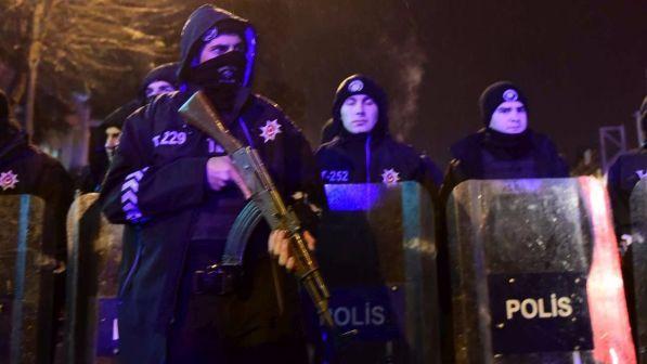 Attacco Istanbul, ministero degli Interni:attentatore ancora in fuga
