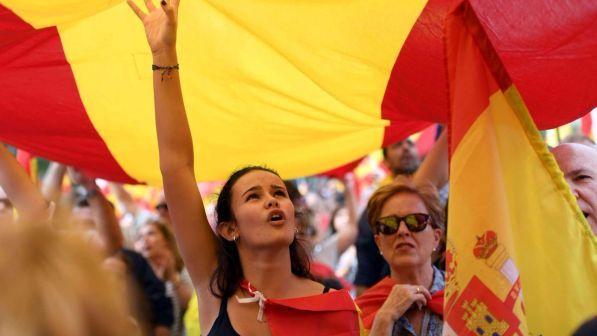 Catalogna, manifestanti in piazza a Barcellona contro il referendum