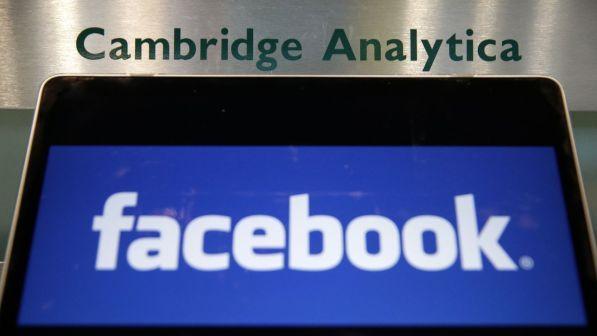 Facebook, Cambridge Analytica chiude dopo scandalo dati