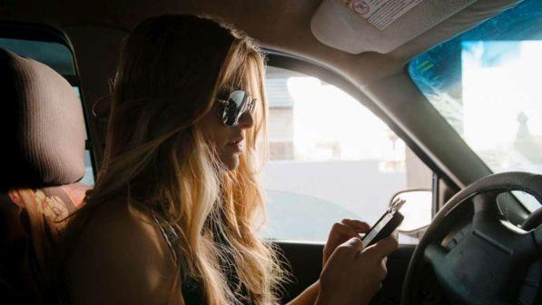 Giro di vite sulla distrazione al volante: la polizia potrà controllare i telefonini