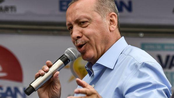 Erdogan contro gli Usa: non ci metterete in ginocchio con minacce