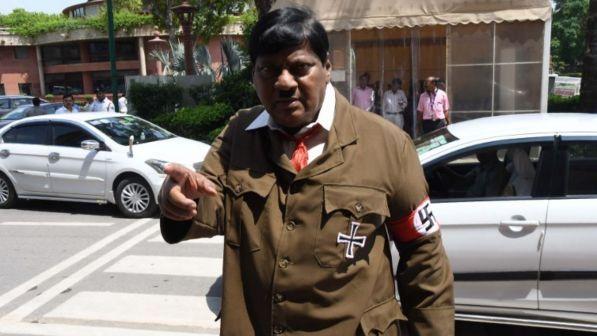 India, deputato entra in Parlamento vestito come Hitler per protesta