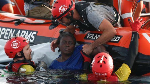 Migranti, giornalista tedesca su nave libica: "Morta una bimba, madre la teneva nascosta tra le braccia"