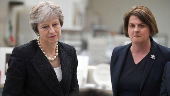 Brexit, ultimatum degli unionisti nordirlandesi a Theresa May