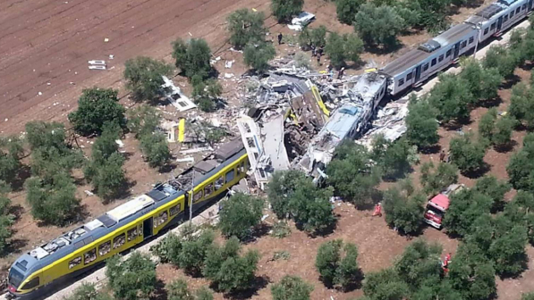 Frontale tra treni in Puglia: 27 morti e cinquanta feriti, un bimbo estratto vivo dalle lamiere