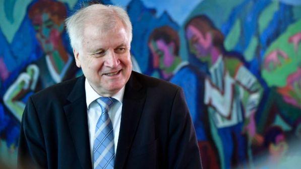 Germania, ministro dell'Interno rimuove dirigente Ufficio migranti