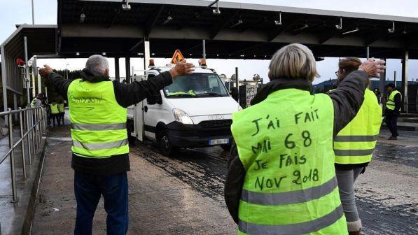 Ventimiglia, i gilet gialli bloccano la frontiera Italia-Francia