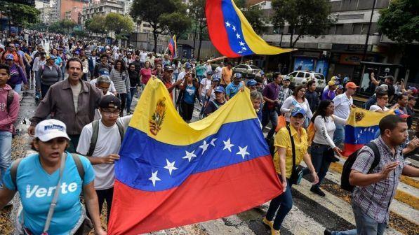 Venezuela, scontri fra sostenitori e oppositori di Maduro: 4 morti