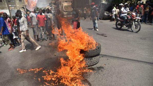 Haiti, sassate contro casa presidente Moise: scontri con la polizia
