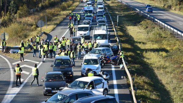 Francia, continua la protesta dei gilet gialli, ma Parigi non cede: "La rotta non cambia"