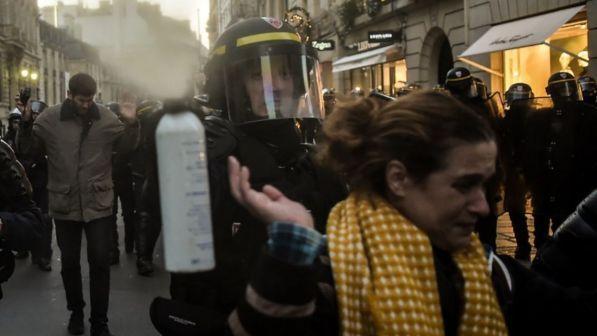 Francia, protesta dei "gilet gialli": un morto e oltre 100 feriti