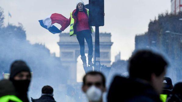 Proteste Francia, premier Philippe incontra il primo "gilet giallo"