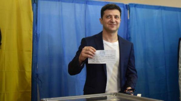 Presidenziali in Ucraina: la sfida tra Poroshenko e il comico favorito | La provocazione di Zelensky: multato