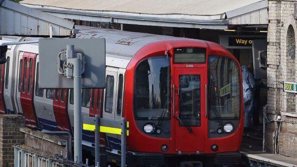 Londra, attentatore metro sceso una fermata prima dell'esplosione
