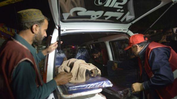Pakistan, kamikaze a comizio elettorale: 132 morti, l'Isis rivendica