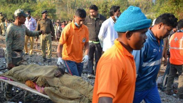 Deraglia treno nel nord dell'India, almeno 5 morti