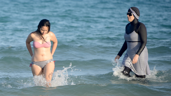 Cannes, prime multe in spiaggia a donne con il burkini