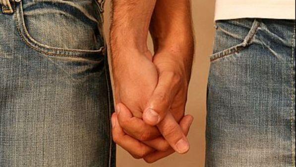 Napoli, il 18enne "ripudiato" perché gay riceverà un assegno dai genitori
