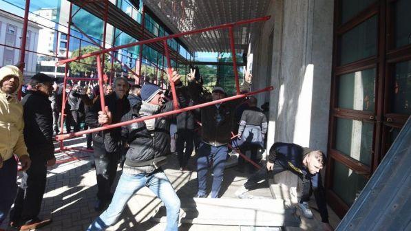 Albania, opposizione in piazza: assalto alla sede del governo
